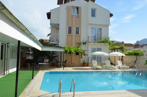 einem Pool vor einem Gebäude in der Unterkunft Cam Hotel in Fethiye