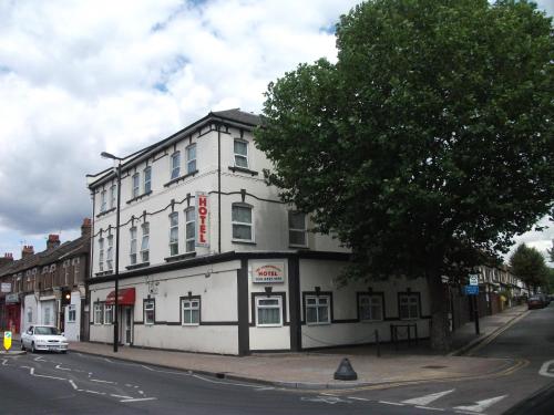 ロンドンにあるThe Commongate Hotelsの通りの角にある白い建物