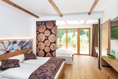 um quarto com uma cama grande e uma cabeceira em madeira em Gasthof Weißes Rössl em Mühldorf
