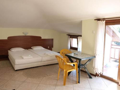 una camera con letto, tavolo e sedie di Guestrooms Hema a Sozopol