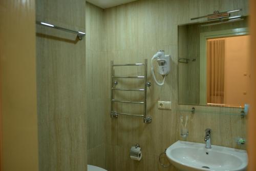 Hotel Varios tesisinde bir banyo