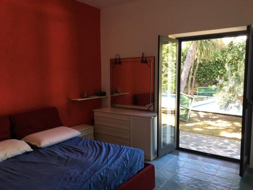 um quarto com um espelho, uma cama e uma cómoda em Villa Elena spiaggia a 100m em Baia Domizia