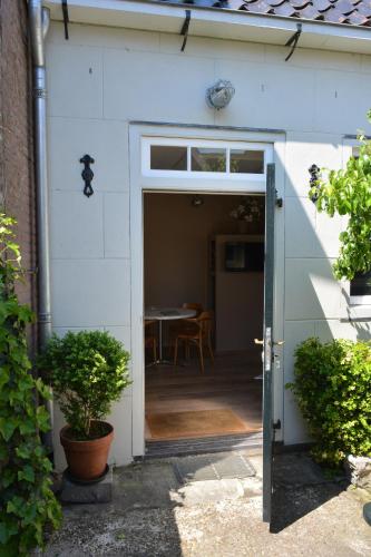an open door of a house with a table at Waterland Vakantiehuis in Monnickendam