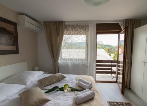 Postel nebo postele na pokoji v ubytování Apartments & Rooms Aleksandra