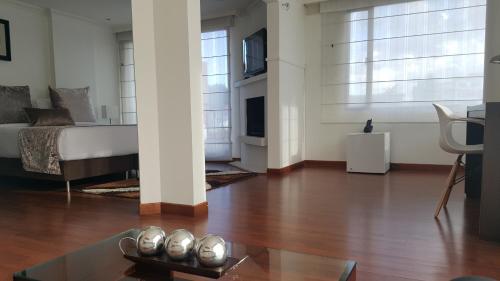 Una televisión o centro de entretenimiento en Suites 109 GH Usaquén