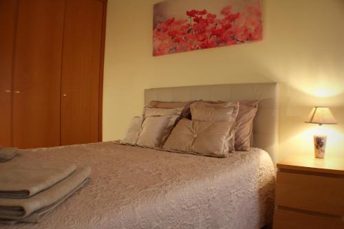 1 dormitorio con 1 cama con almohadas y lámpara en Atlantico Flat, en Oporto