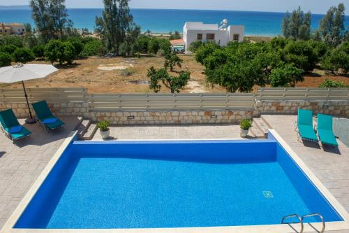 Der Swimmingpool an oder in der Nähe von Savvas Villa