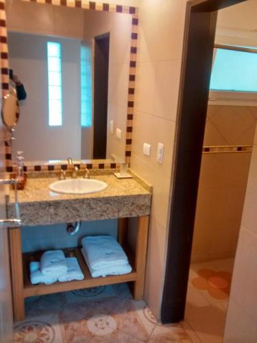 a bathroom with a sink and a mirror at Flor de Lis Casas de Campo in Los Cocos