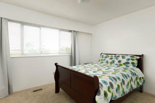 a bedroom with a bed and a window at Muchen Villa in Delta