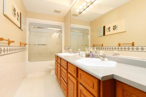 a bathroom with a sink and a toilet at Muchen Villa in Delta