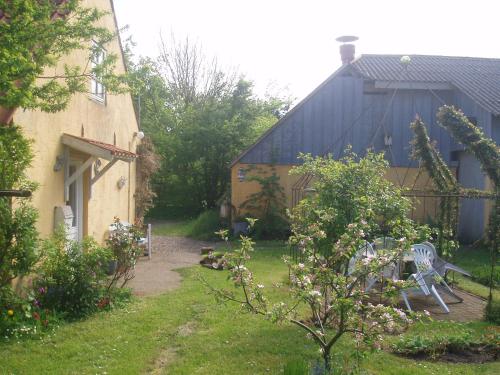 een tuin met een gebouw en een tuin met een stoel bij Country house in Karby