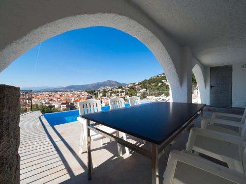 a table and chairs on a balcony with a view at InmoSantos Casa Tordera in Roses