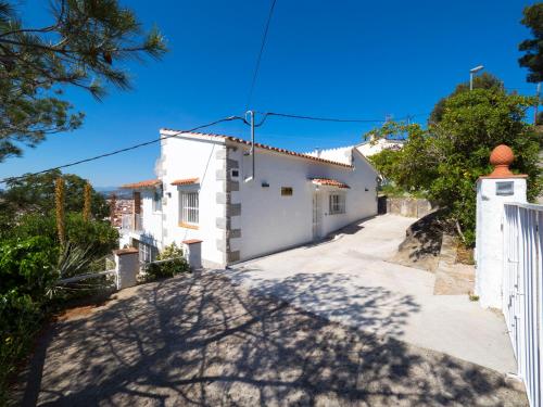 a street in a white house with a fence at InmoSantos Casa Tordera in Roses