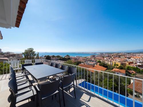 a balcony with a table and chairs and a view of the city at InmoSantos Casa Tordera in Roses
