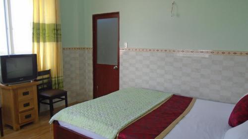 Giường trong phòng chung tại Hoang Linh Hotel