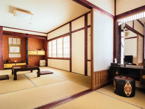 um quarto japonês com uma mesa e uma janela em 高野山 宿坊 常喜院 -Koyasan Shukubo Jokiin- em Koyasan