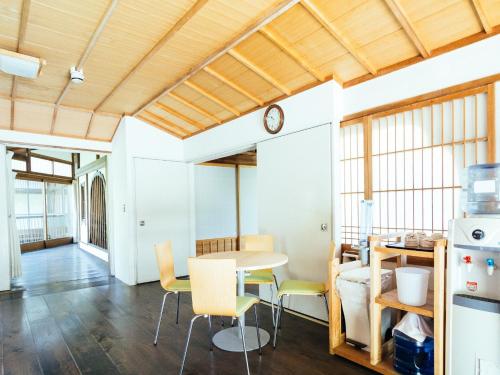 a kitchen and dining room with a table and chairs at Koyasan Shukubo Jokiin in Koyasan
