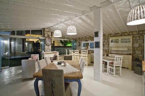 a dining room with a table and chairs at Hane Alaçatı Boutique Hotel in Alacati