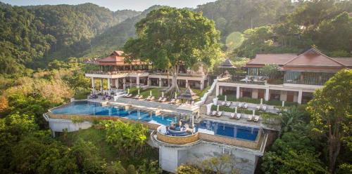 een luchtzicht op een herenhuis met een zwembad bij Pimalai Resort & Spa - SHA Extra Plus in Koh Lanta