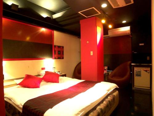 Een bed of bedden in een kamer bij Hotel Dressy (Adult Only)
