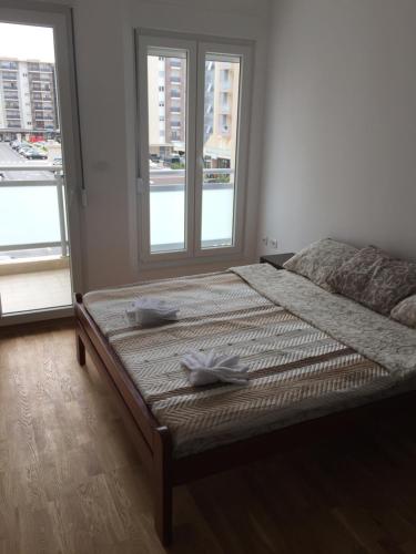 una camera da letto con un letto e due asciugamani di Happy Orange a Podgorica
