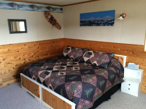 Tempat tidur dalam kamar di Caribou Lodge Alaska