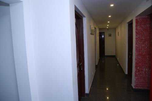 a hallway with a hallway leading to a room at Ashoka Residency Chottanikkara in Chottanikara