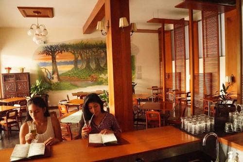 two women sitting at a bar in a restaurant at Grand Hotel Mercedes in Pucallpa