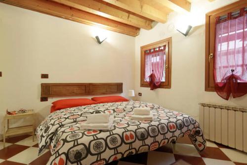 1 dormitorio con 1 cama grande en una habitación en Apartment 1479 en Venecia