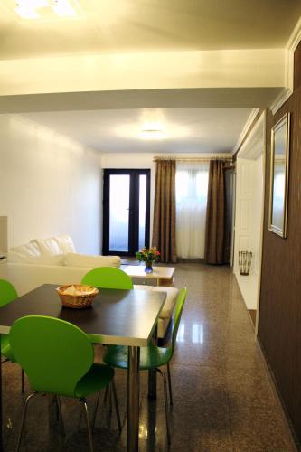 Χώρος καθιστικού στο RHC Royal Hotel