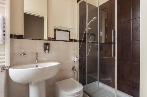 uma casa de banho com um WC, um lavatório e um chuveiro em Casa Angelica em Bolonha