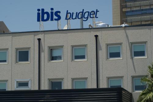 a building with a sign on the top of it at ibis budget Alicante Pension sin comedor in Alicante