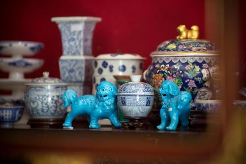 a shelf with vases and figurines of elephants at Seven Terraces in George Town