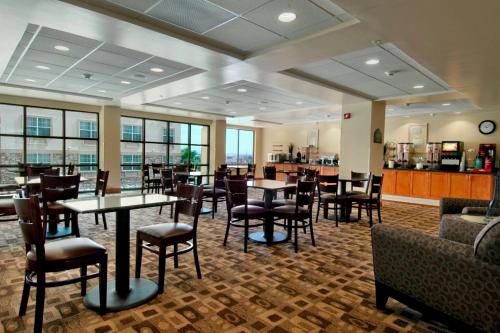 a dining room with tables and chairs in a restaurant at Wingate by Wyndham Yuma in Yuma