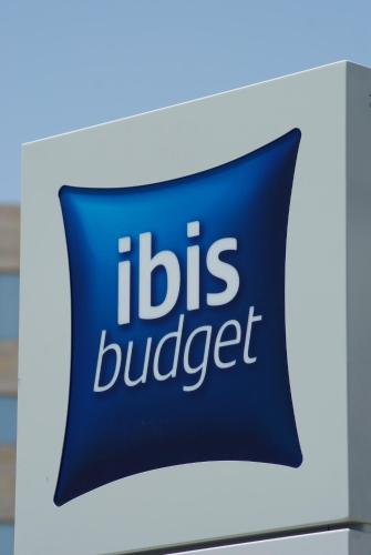 a blue pillow with the words ibis budget on it at ibis budget Alicante Pension sin comedor in Alicante