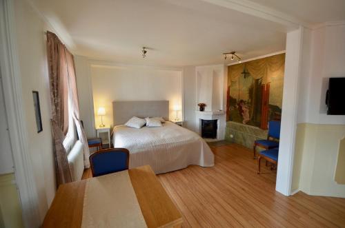 En eller flere senge i et værelse på Husby Wärdshus