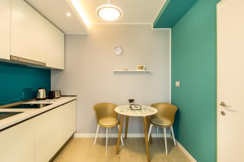 a small kitchen with a table and chairs at Mava Apartamente in Constanţa
