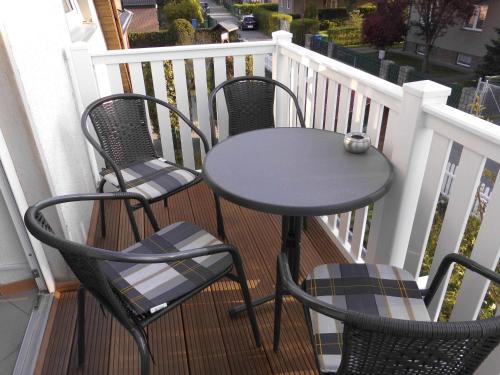 een tafel en 2 stoelen op een balkon bij Ferienwohnung Blankenfelde in Blankenfelde