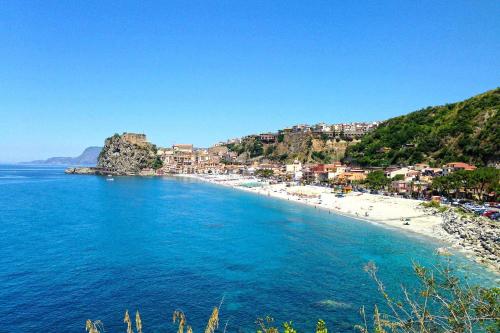 a view of a beach with people on it at Villa Paladino - B&B e Guest House in Scilla