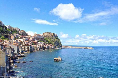 a large body of water with a town on a hill at Villa Paladino - B&B e Guest House in Scilla