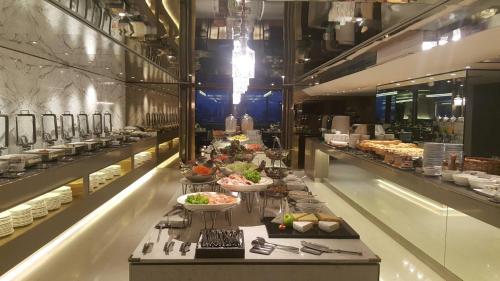 een buffet lijn met veel borden eten te zien bij Emporium Suites by Chatrium in Bangkok