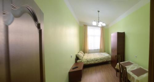 una camera con un letto e una finestra di Apartment on Voloshyna a Lviv