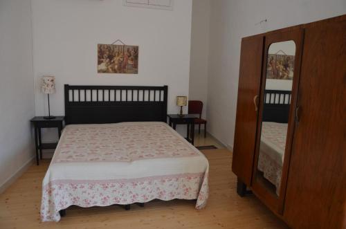 1 dormitorio con cama, tocador y espejo en B&B Lacurte, en Martano