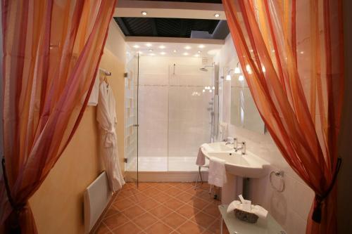 a bathroom with a shower and a sink at Altstadt-Hotel Zieglerbräu in Dachau