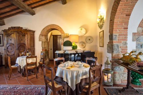 a dining room with tables and chairs in a building at Hotel Monteriggioni in Monteriggioni
