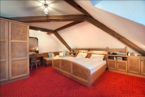 Un pat sau paturi într-o cameră la Gasthof zum Weißen Lamm