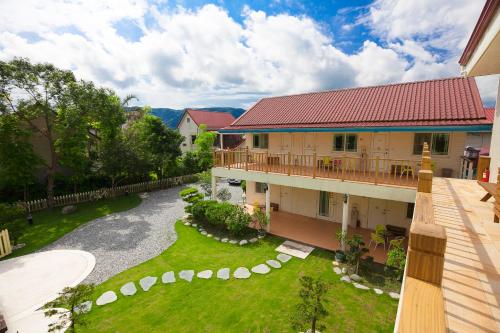 an aerial view of a house with a yard at Yuan Qiwu Homestay in Pinghe