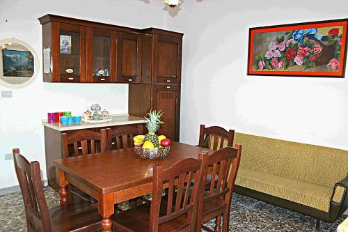a kitchen and dining room with a table and a couch at Casa Vacanze Cisternella in Torre San Giovanni Ugento
