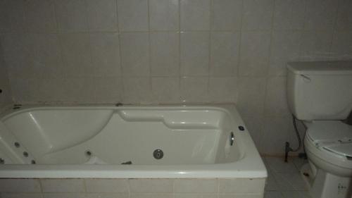 a bathroom with a white tub and a toilet at Hotel Puerto Villamar in Tepoztlán