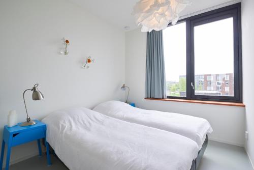 Lake View Apartment Amsterdam tesisinde bir odada yatak veya yataklar
